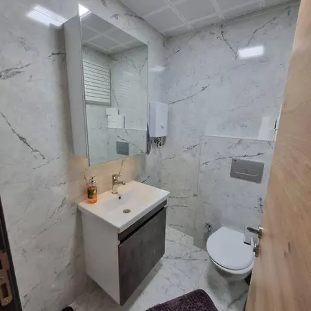 Comfy Close To Airport Апартаменты *