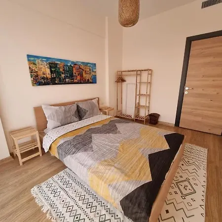 Comfy Close To Airport Апартаменты